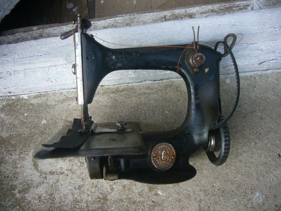 Малка стара шевна машина