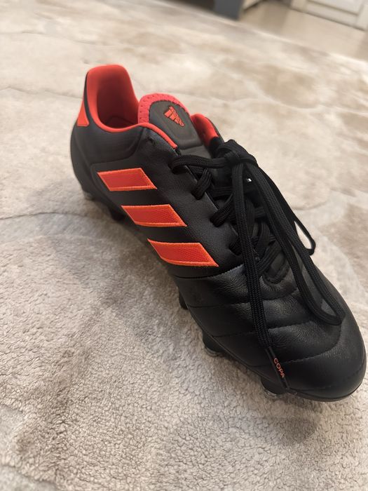 Футбольные бутсы adidas