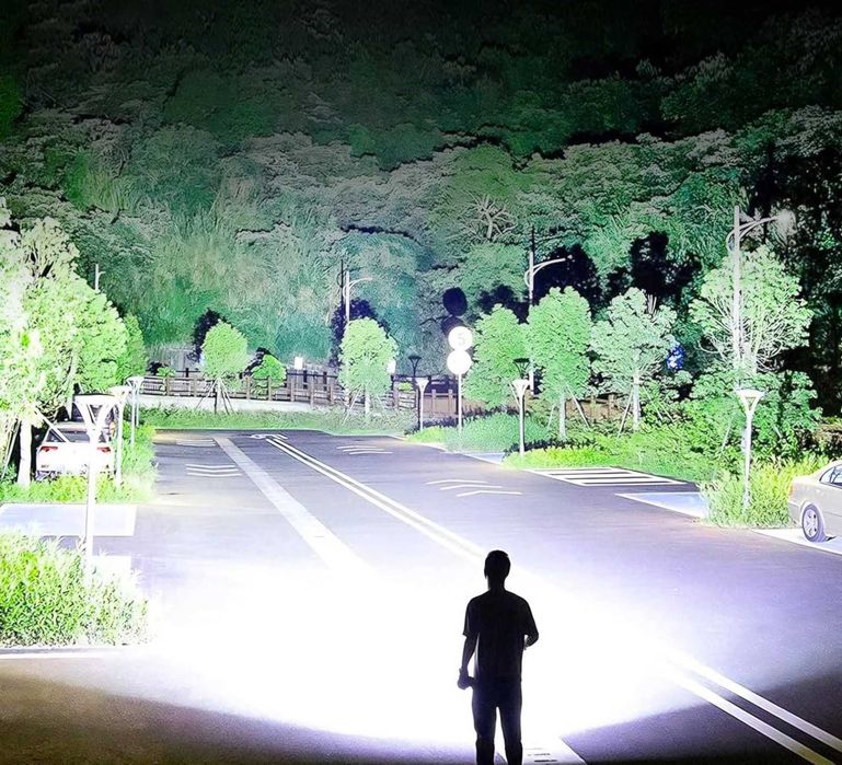 Lanterna puternica lanterna tactica zoom display 400000 lumeni NOUA