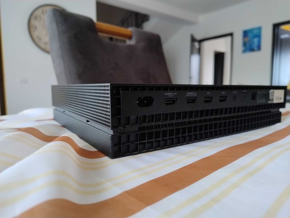 Vând consolă Xbox one X 1TB 4K