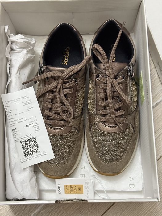 Женские кроссовки