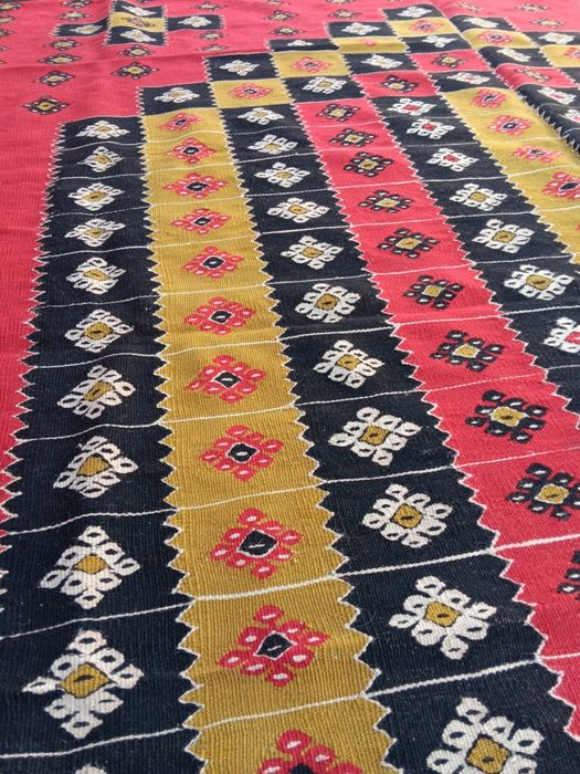 Чипровски килим топ състояние