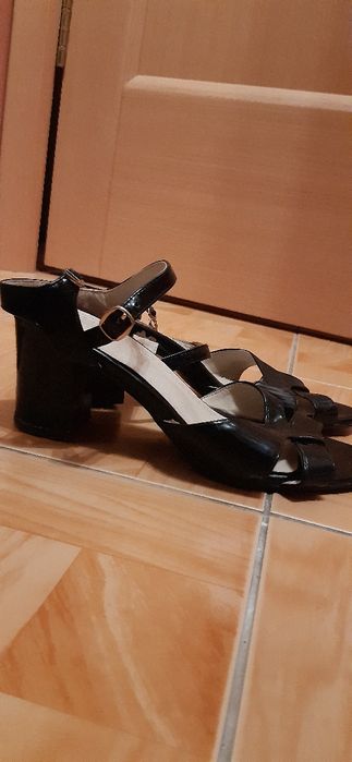 Срочно продам  босоножки