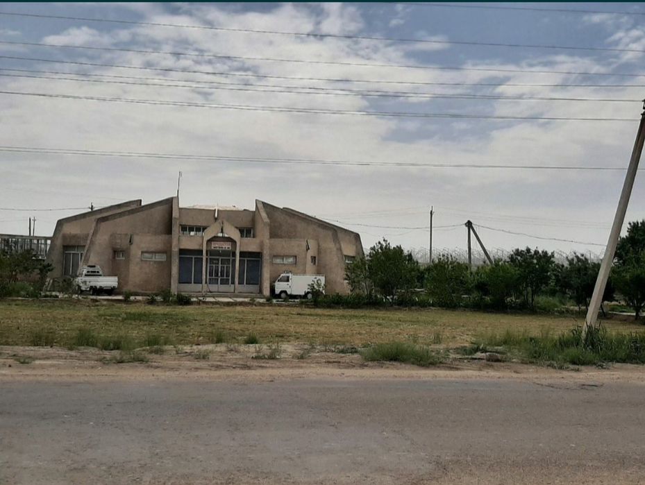 Ишлаб чикариш, турар жойга мослашган бино ери билан сотилади