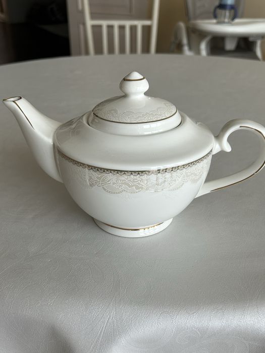 Продам чайник +фарфоровый чашки