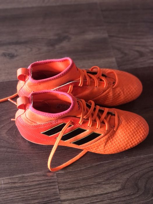 Оригинални маратонки и калеври/бутонки/ ADIDAS