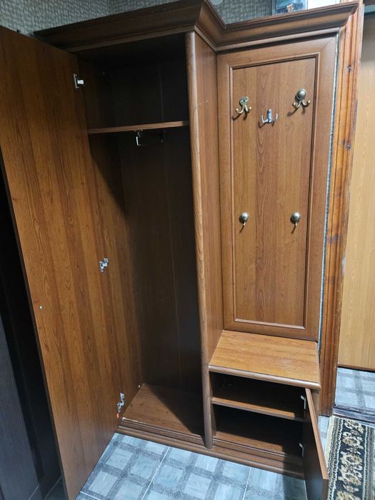 Холодильник, прихожая