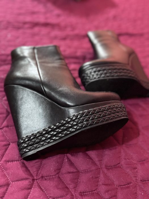 Черни боти с ток