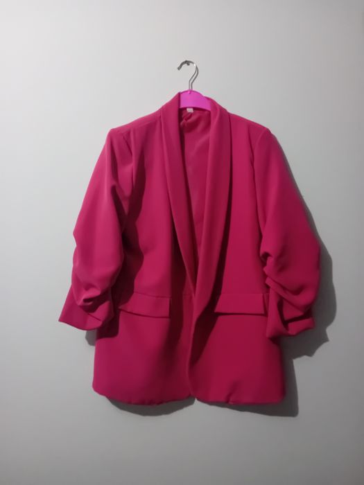 Sacou de calitate foarte bună, arata ca un blazer,