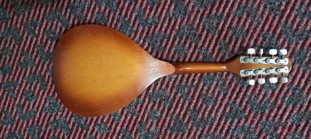 Итальянский  щипковый  инструмент  -  Мандолина   .