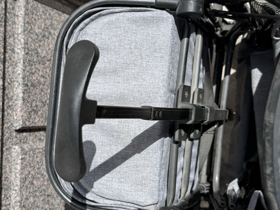 Коляска синик жойида туролмайди