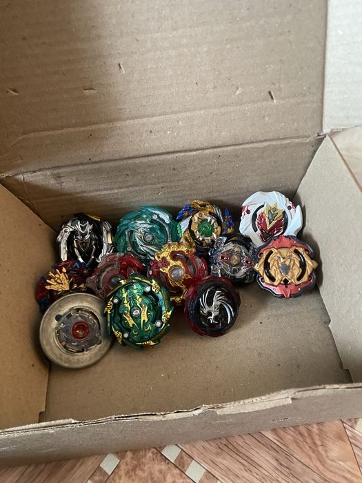 Продам бейблейды и запчясти для них