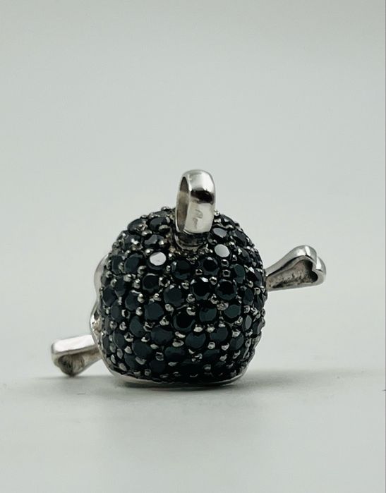 Сребърна висулка Череп с камъни