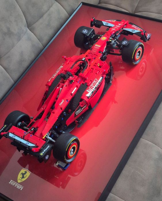 Лего Формула 1 Ferrari SF-24 + рамка держатель