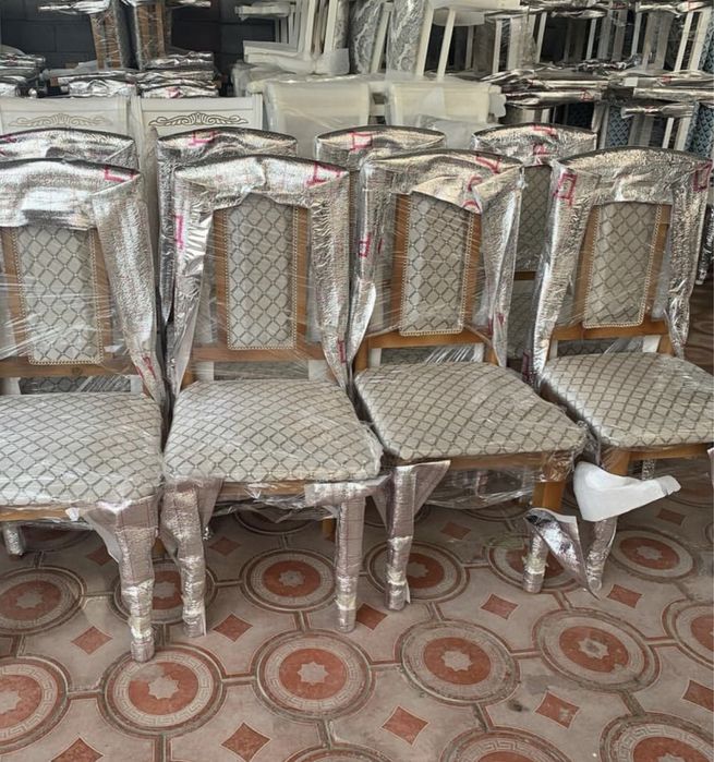 Новые деревянные стулья