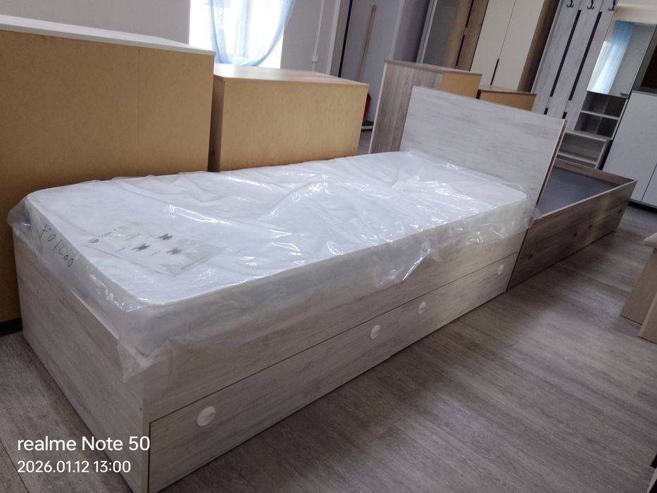 Комоды, стенки, столы с табуретками, кровати