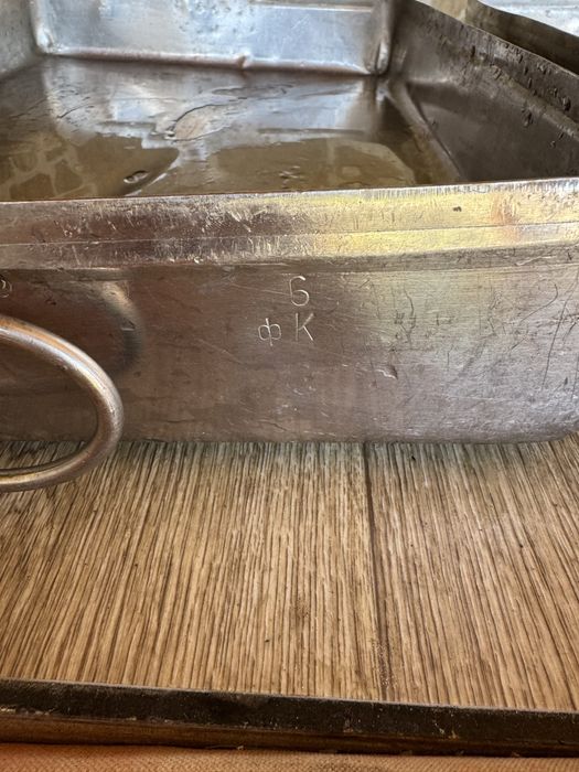 Два броя тави неръждаеми.