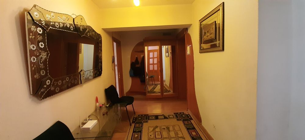 Dau spre închiriere apartament cu 3 camere
