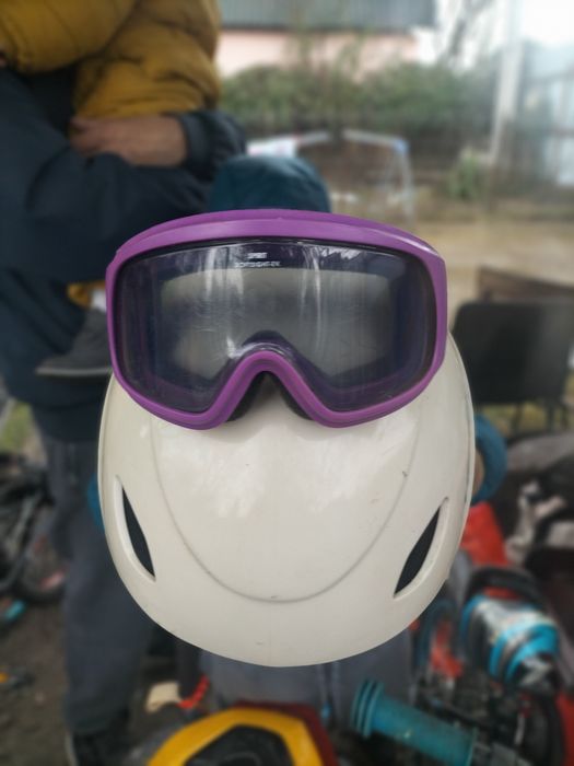 Vând placa snowboard head cu cască și ochelari