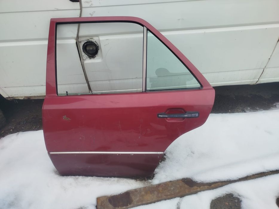 Дверь на Мерседес 124 седан