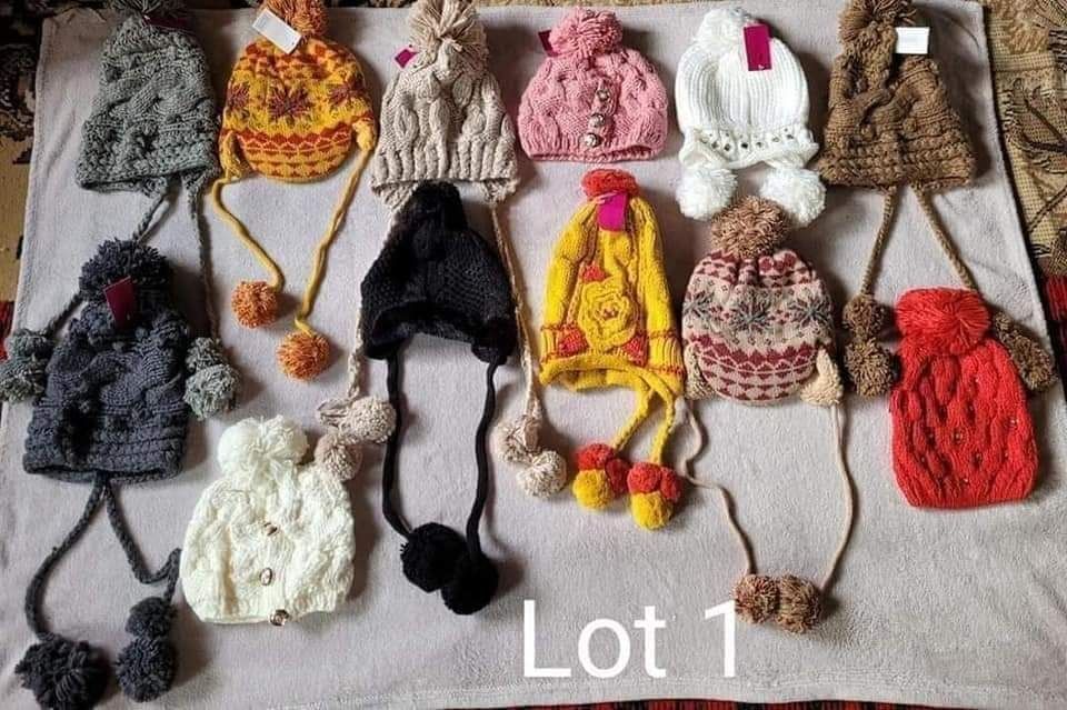 Lot caciuli,72 lei lotul