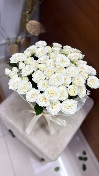 кустовые розы белые