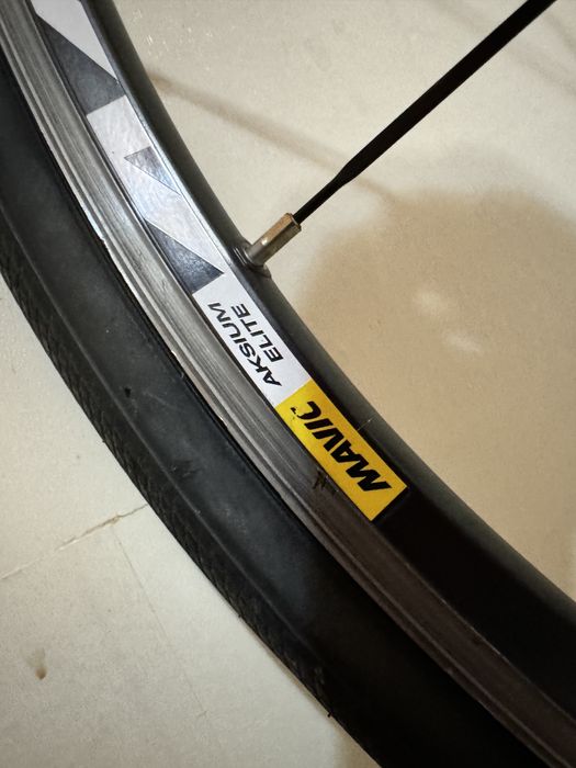 Продавам шосеен бегач CUBE