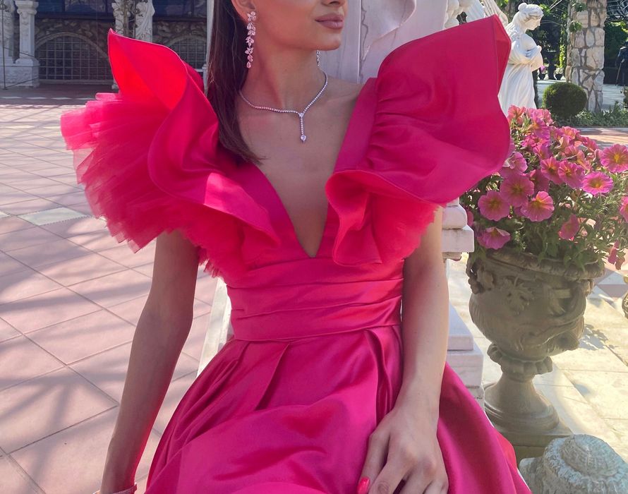 Розова бална рокля