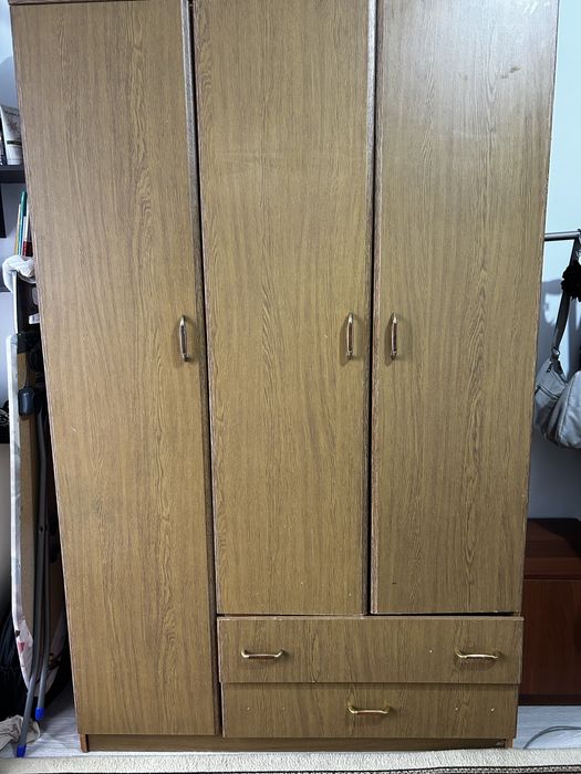 Трехдверный платяной шкаф