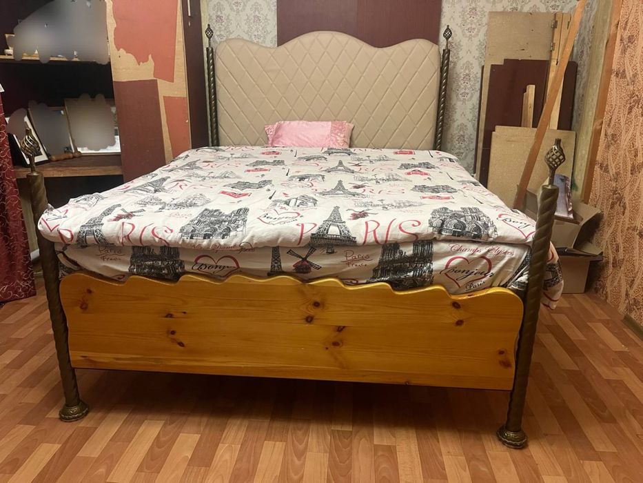 Кровать двухспальная.