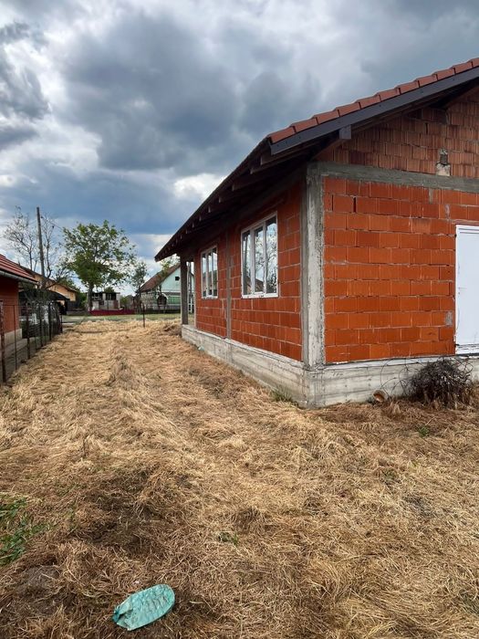 Casa de vanzare in rosu