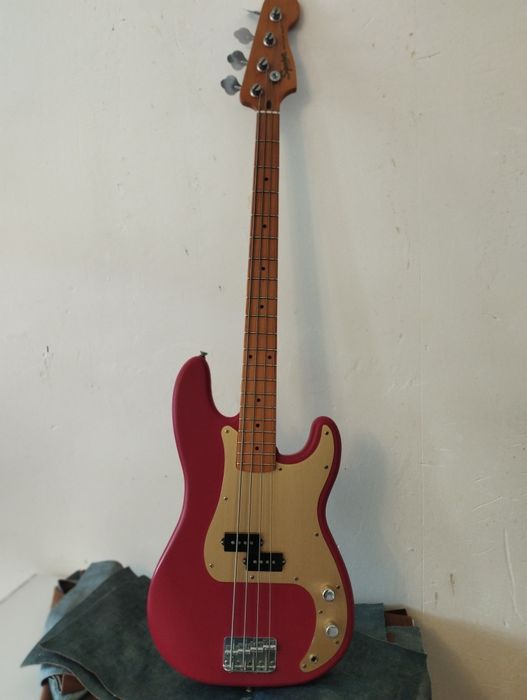 Продам бас гитару squier