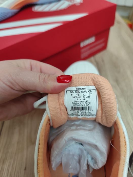 Vând adidași k-swiss, noi cu eticheta, marimea 42.