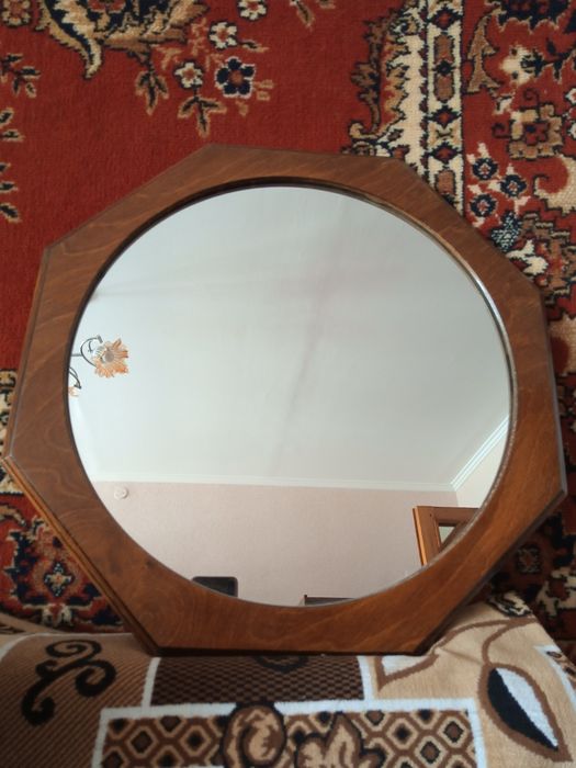 Продам тумбу и зеркало лакированные