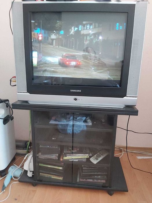 телевизор Самсунг, DVD плейер, подставка под телевизор,50 DVD дисков