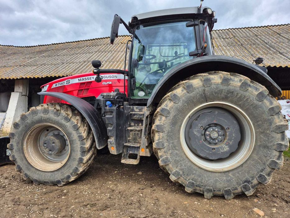 tractor Massey Ferguson 8740S