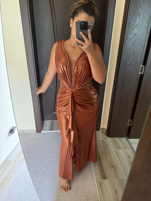 Ефектна вечерна рокля в меден цвят