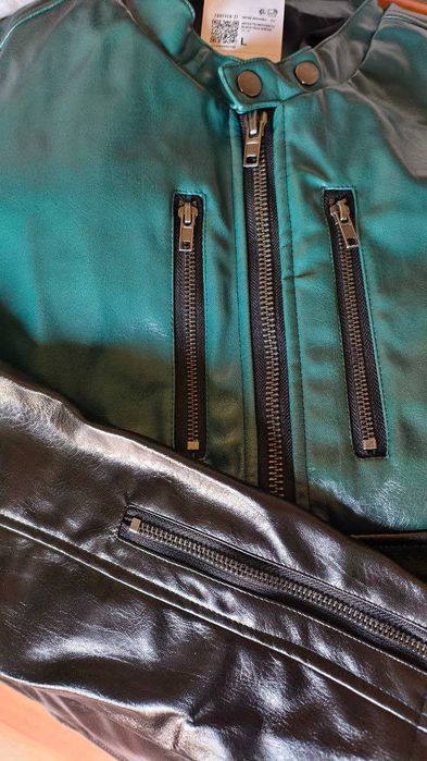 Оригинальная демисезонная куртка в байкерском стиле