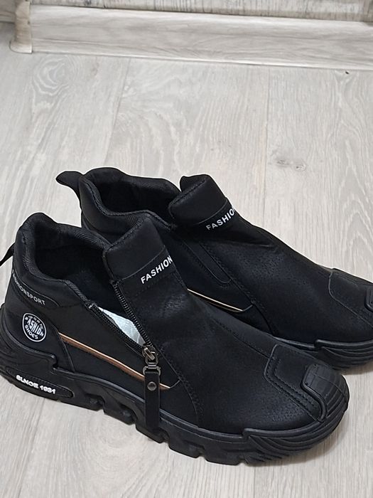 Продаются кроссовки на весну.