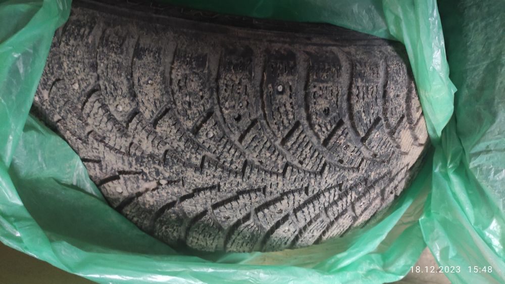 Продам зимнюю резину.