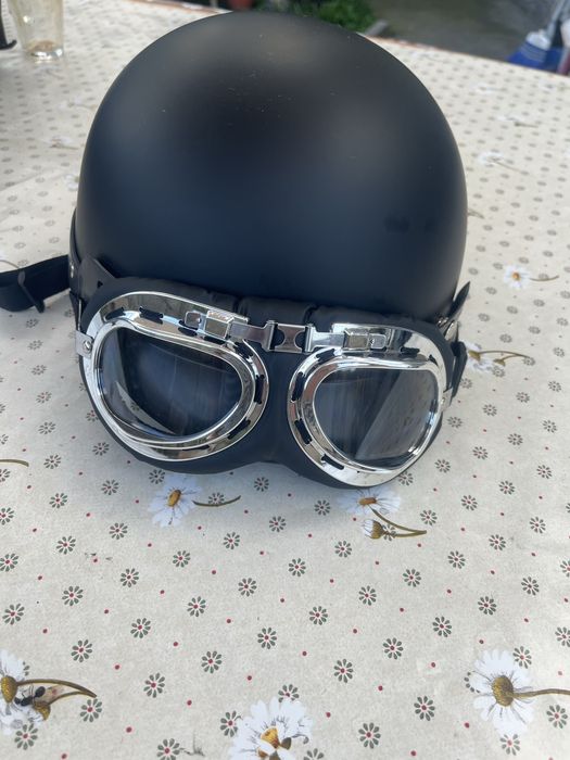 Каска за мотор  комлект с очила
