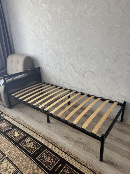 Кровать с матрасом