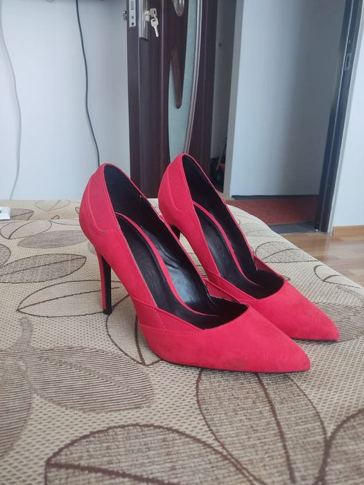 Vând pantofi Bershka