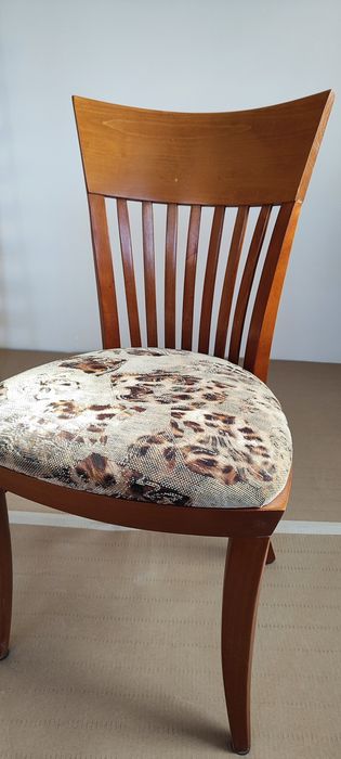 Трапезен стол от масивно дърво