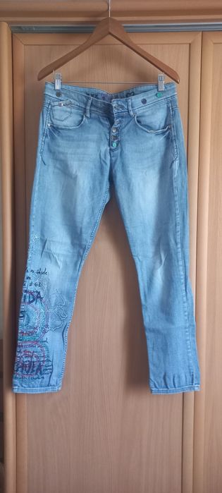 Летние голубые джинсы женские