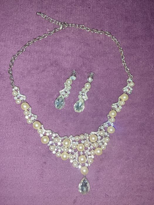 Нежный комплект украшений с жемчугом и кристаллами