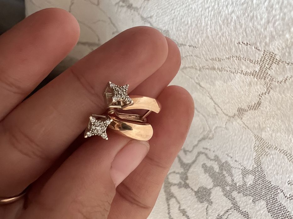 Продам золотые серьги