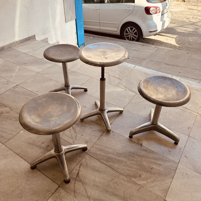 Винтидж индустриални метални табуретки / помощни масички