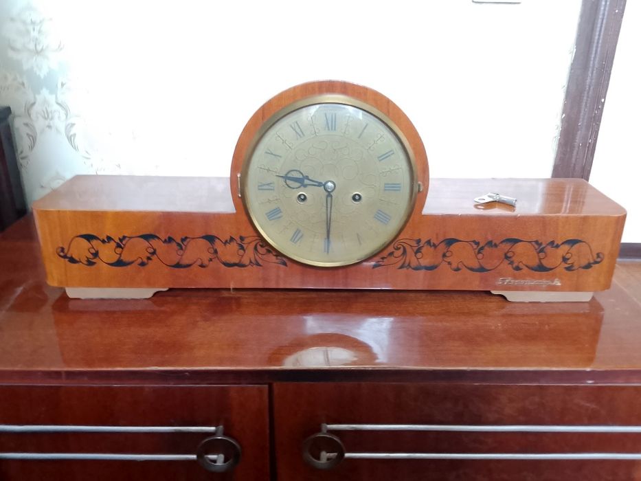 Часы механические настольные