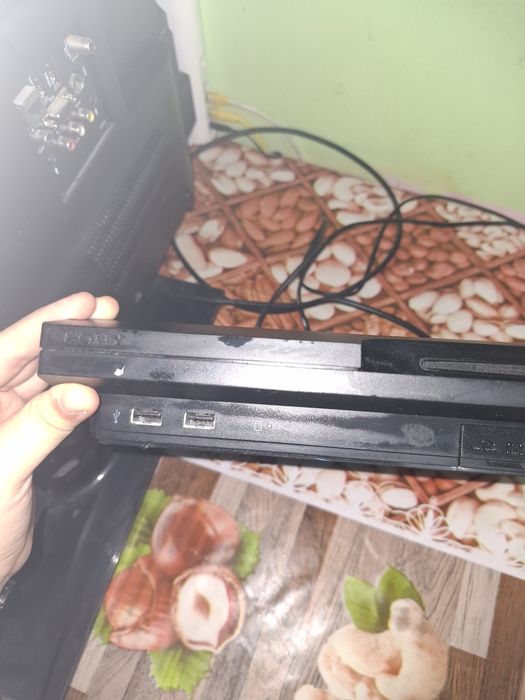 Vand ps 3 plus o maneta sony gratis